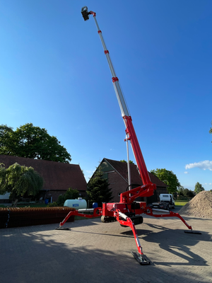 Raupen-Arbeitsbühne bei Baumpflege im Wohngebiet